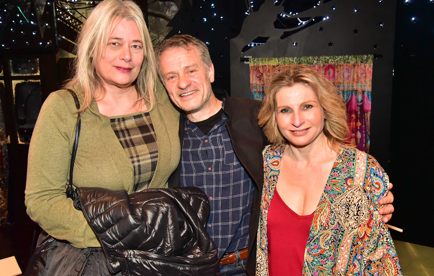 Η διαφημίστρια Μάγδα Πανουργιά με τους πρωταγωνιστές του έργου Δημήτρη Μάριζα και Νατάσσα Χαϊδά