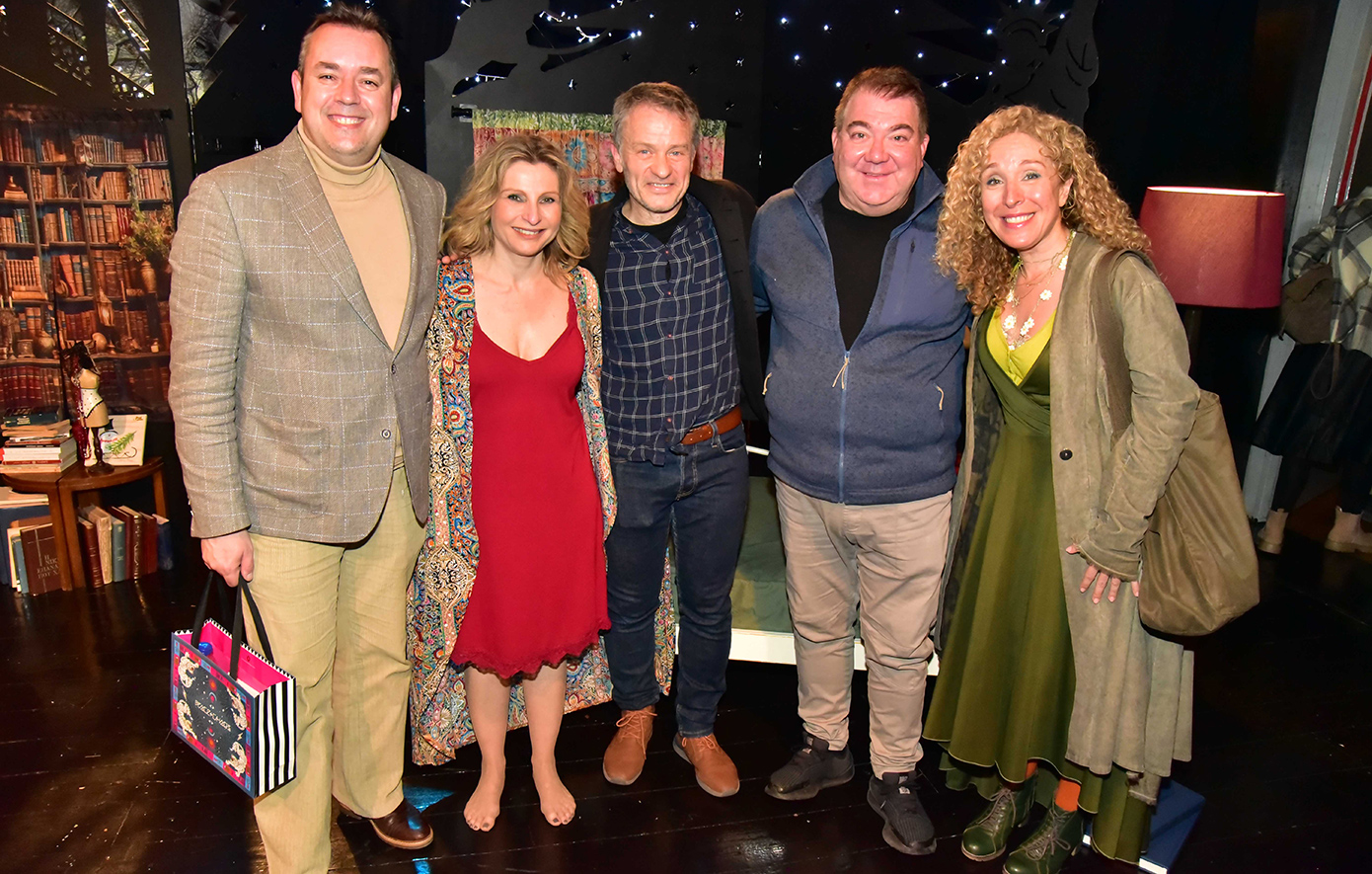 Ο Διευθυντής του Πολεμικού Μουσείου Συνταγματάρχης Θάνος Ντάγκας με τους πρωταγωνιστές Νατάσσα Χαϊδά και Δημήτρη Μάριζα και τους ηθοποιούς Μάκη Πατέλη και Χριστίνα Κουλουμπή