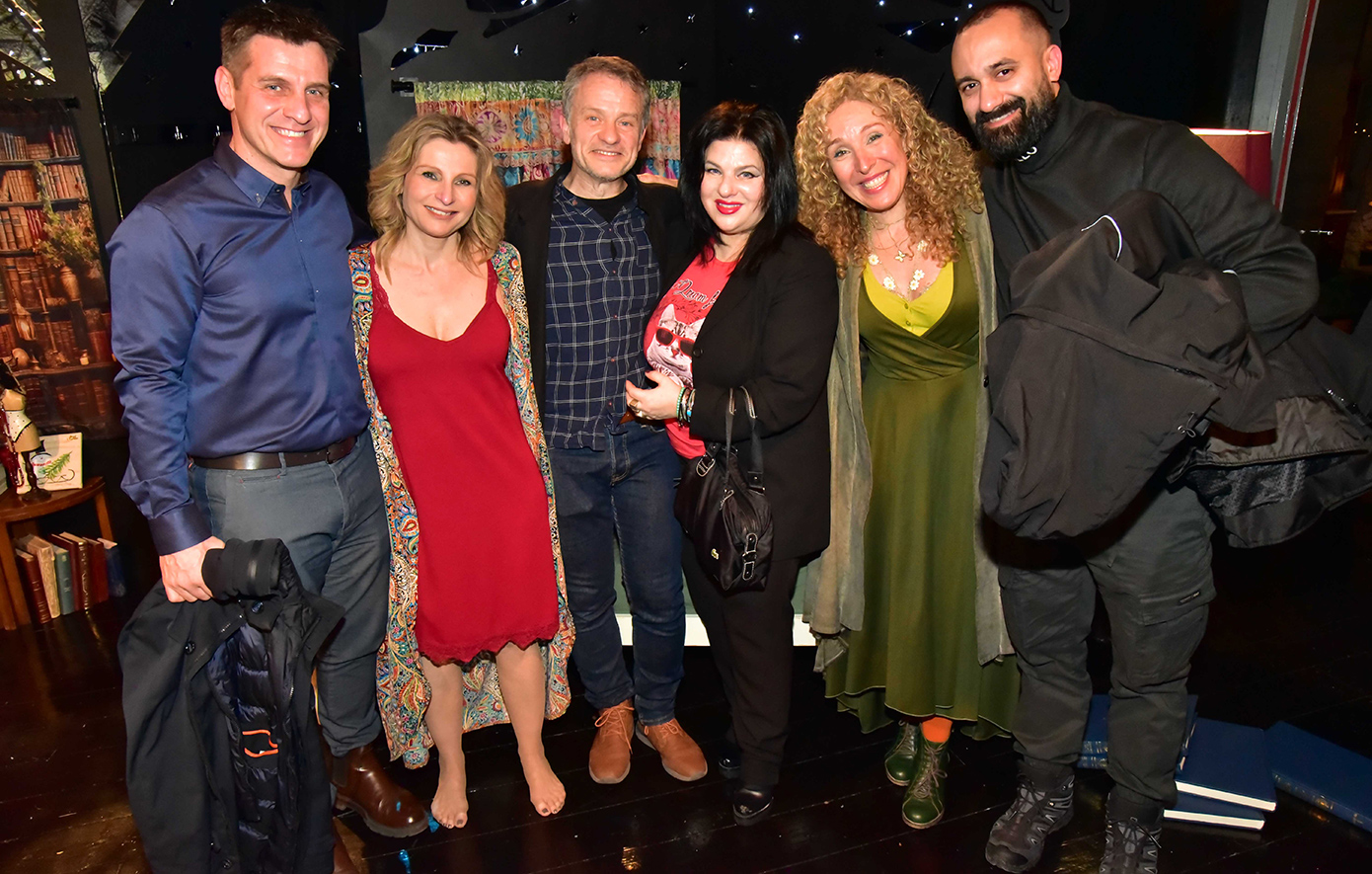 Βασίλης Κοντογιώργος, Νατάσσα Χαϊδά, Δημήτρης Μάριζας, Ράνια Παπαδάκου και η Χριστίνα Κουλουμπή με τον σύντροφό της.