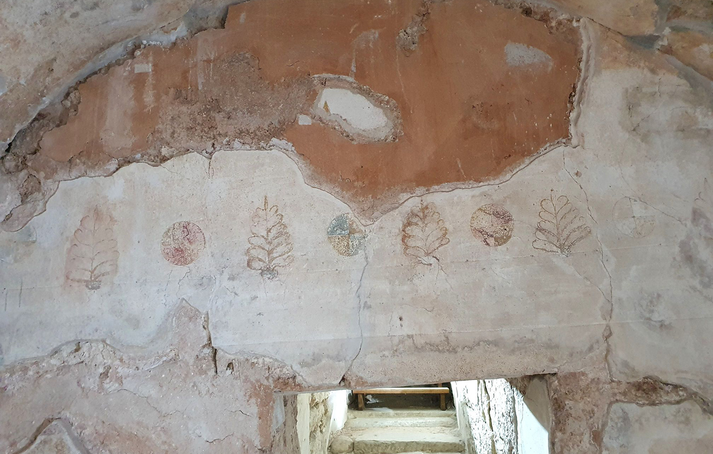 Ελληνιστικό ταφικό μνημείο στην καρδιά της Δράμας με πλούσιες τοιχογραφίες, βούκρανα και ρόδακες
