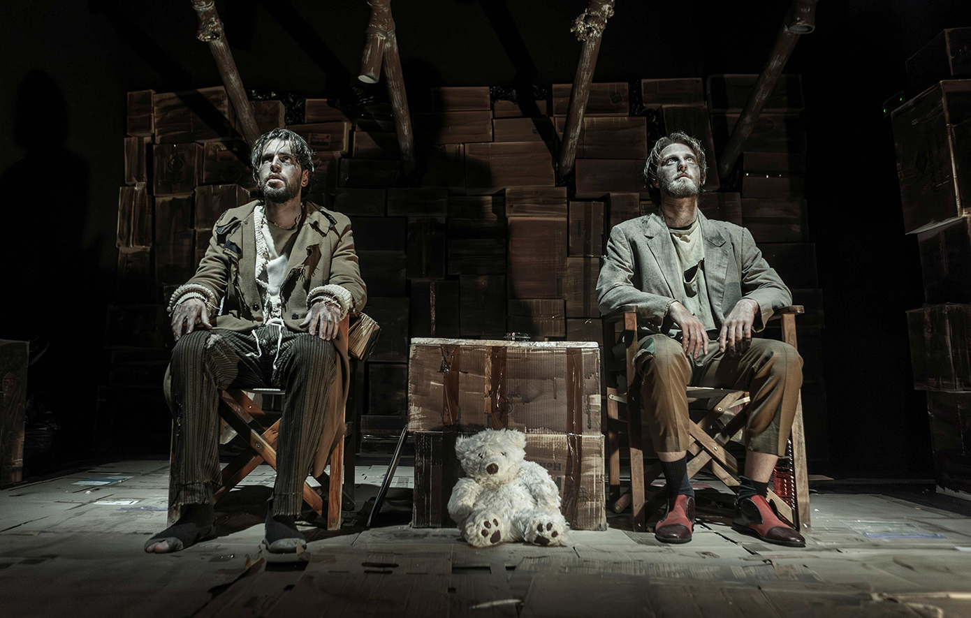 Ο Βλαδίμηρος Κυριακίδης ανεβάζει τους «Εμιγκρέδες» του Μρόζεκ στο νέο θέατρο ΜΕΤΣ