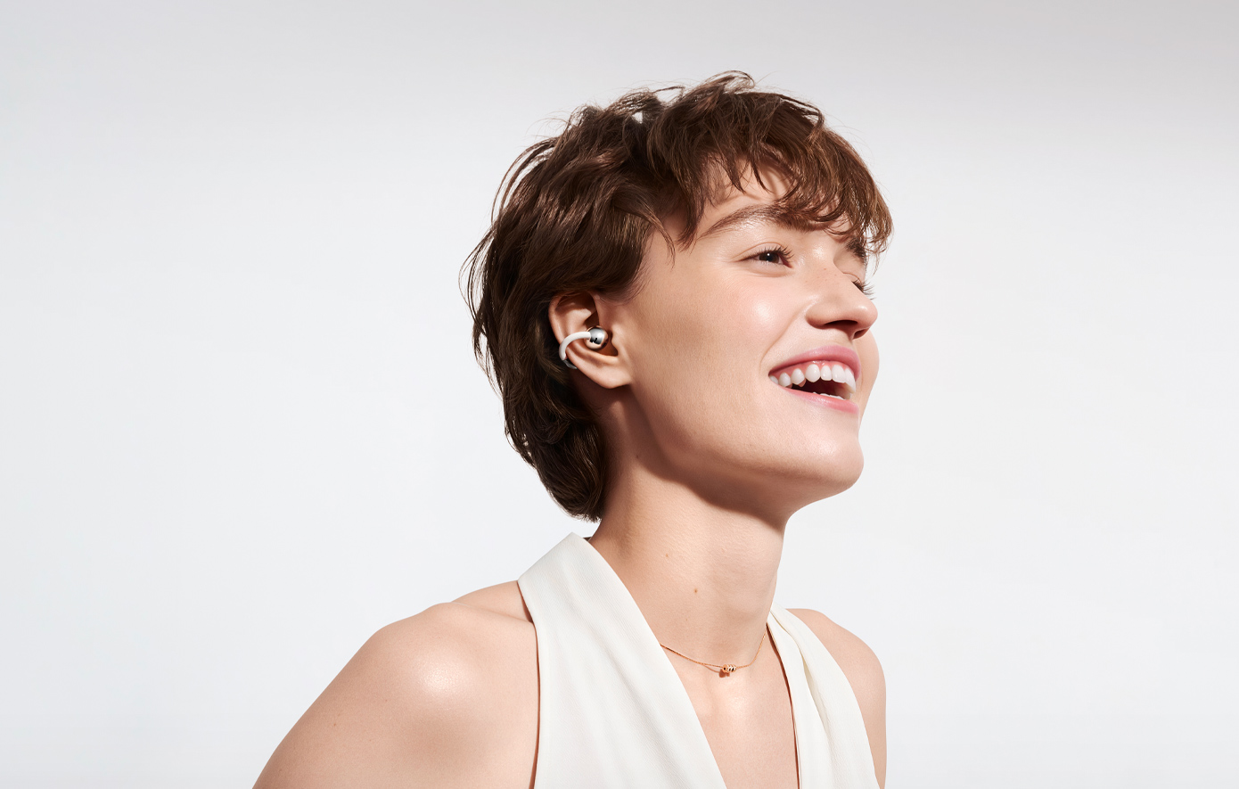 Τα open-ear ακουστικά που φοριούνται σαν κόσμημα και αντέχουν μια ολόκληρη μέρα
