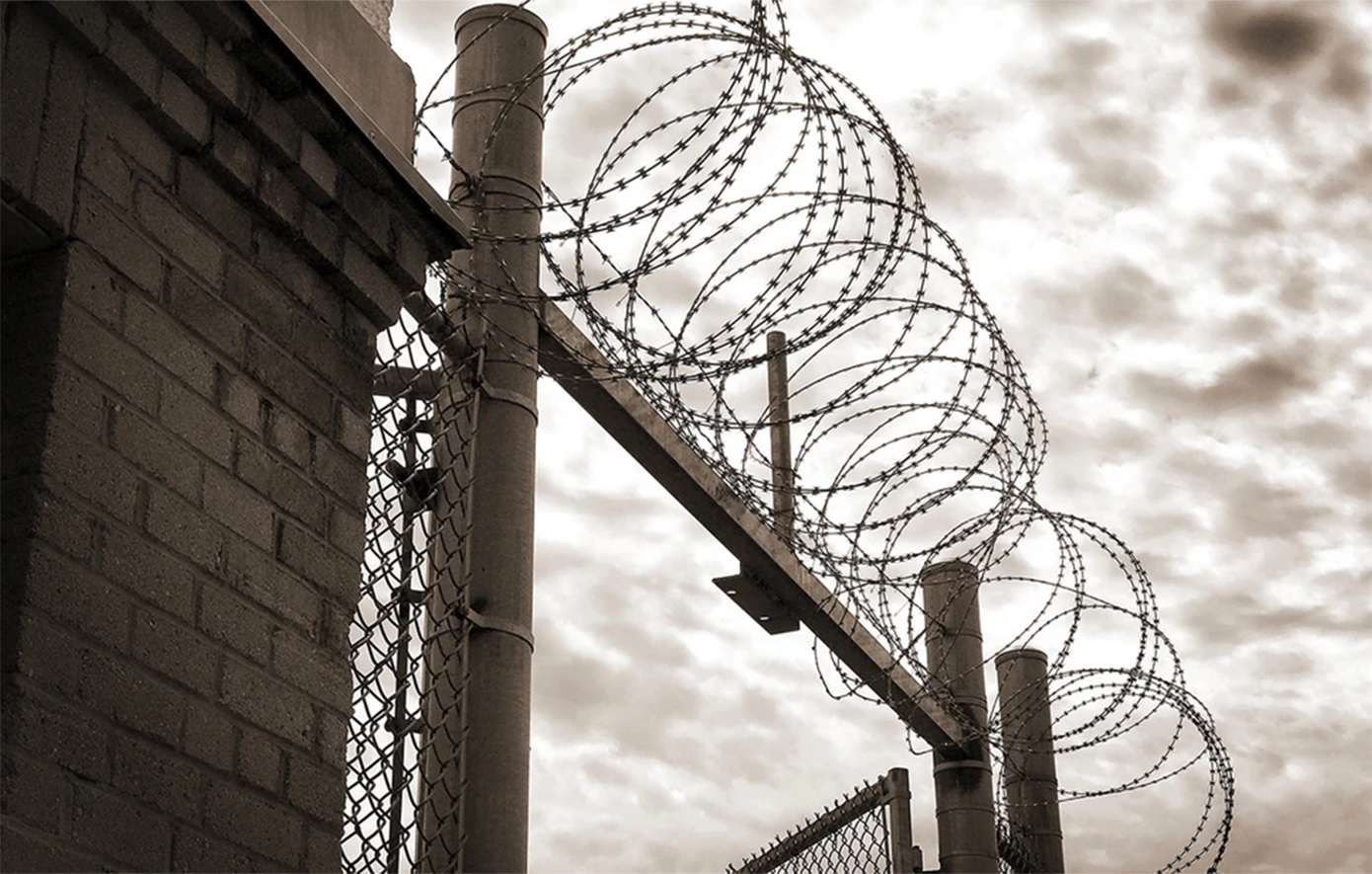 «Πώς μπορεί να δολοφονείται κάποιος μπροστά σου και να μη δεις;»: Οι αντιφάσεις του αρχιφύλακα στις φυλακές Δομοκού