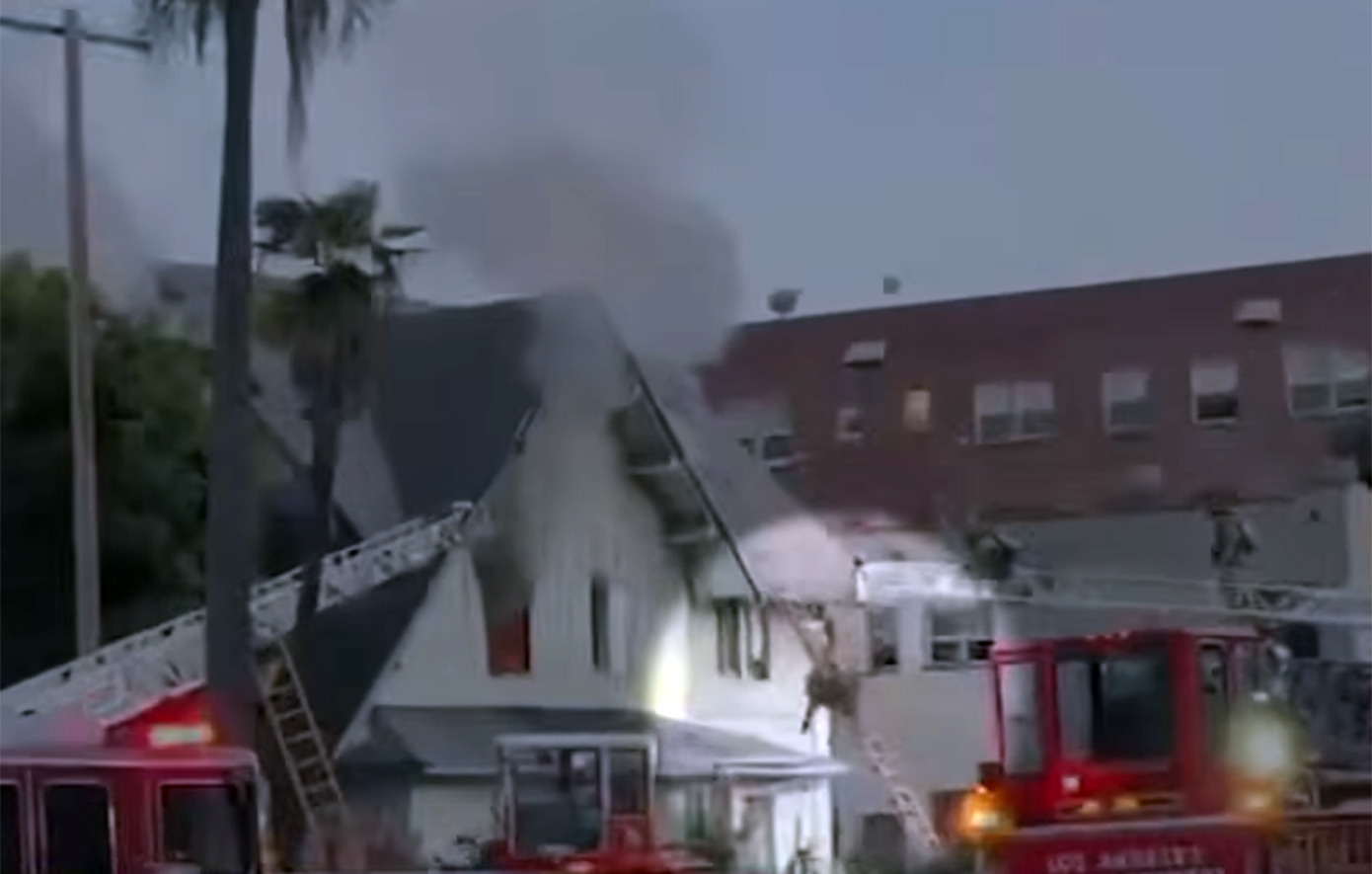 Πυροσβέστης χάνει την ισορροπία του και πέφτει από στέγη σπιτιού 2,3 εκατ. δολαρίων που προσπαθούσε να σώσει από τις φλόγες