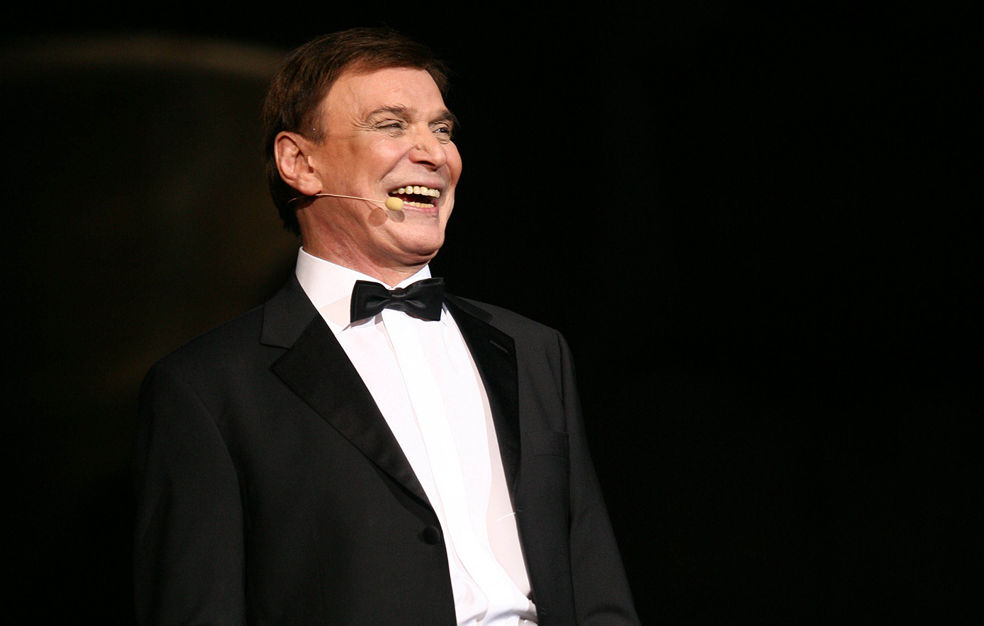 Πέθανε ο Γιώργος Μαρίνος &#8211; Ο εμβληματικός σόουμαν που καθόρισε την ελληνική ψυχαγωγία