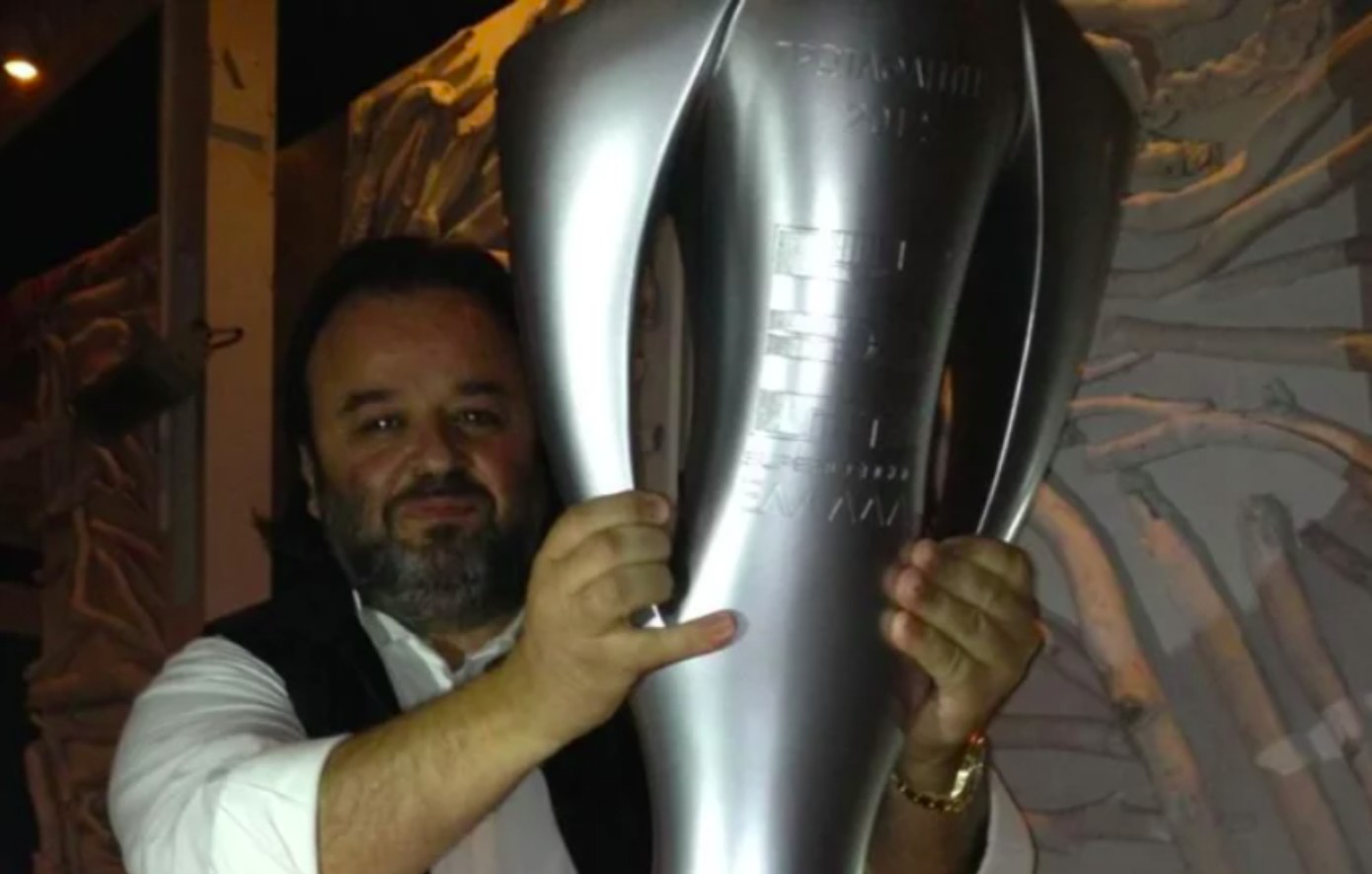 Ηλιόπουλος: Φωτογραφία τον δείχνει με την κούπα του πρωταθλήματος του Ολυμπιακού το 2012
