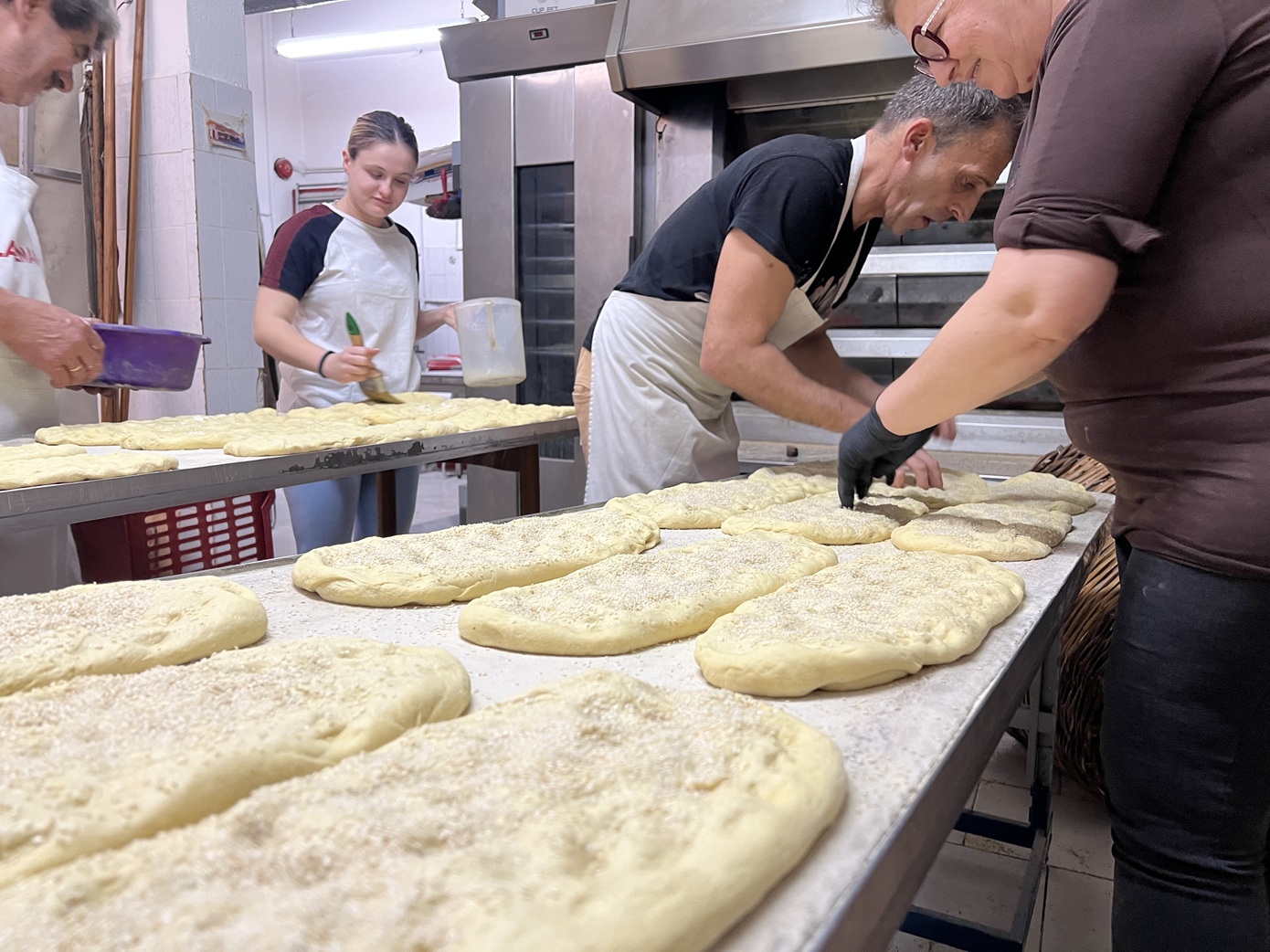 Προζύμι, μέλι, νερό, αλάτι, ζύμωμα και φούρνισμα με τραγούδι και χορό &#8211; Έτσι ετοιμάζουν τις λαγάνες στο Λιανοκλάδι της Φθιώτιδας