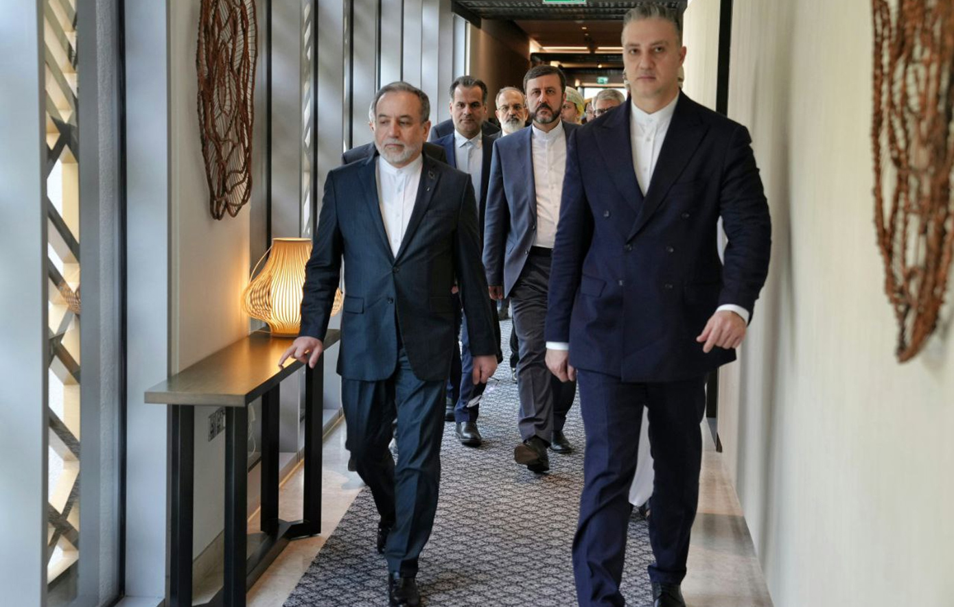 Διπλωματικό «θρίλερ» στο Ομάν: Σε εξέλιξη οι κρίσιμες επαφές ΗΠΑ και Ιράν, καθώς η ένταση κλιμακώνεται