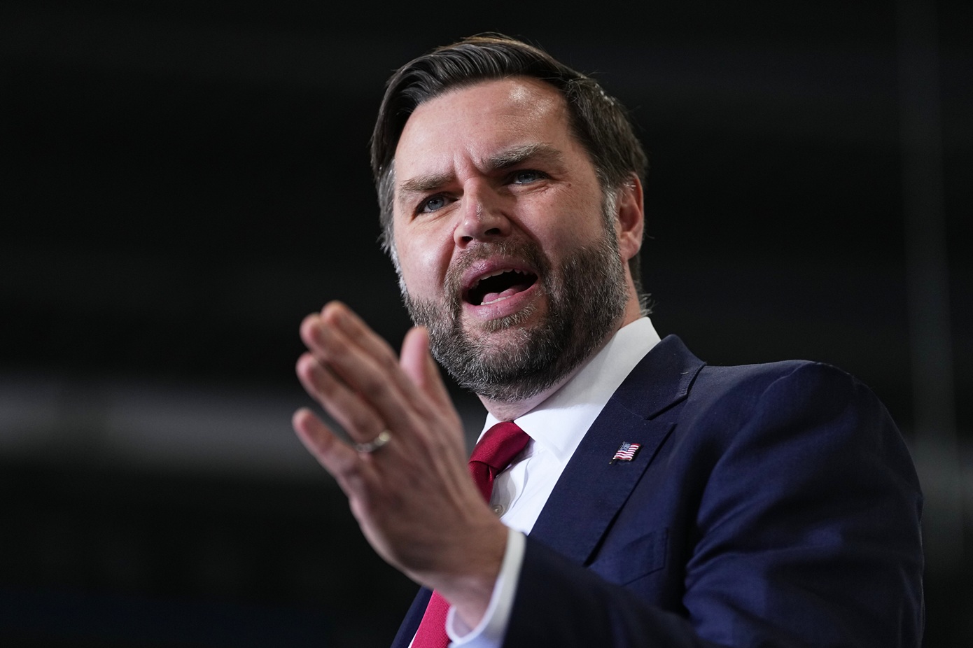 Ο Τζέι Ντι Βανς βλέπει μηδαμινή πιθανότητα παρατεταμένου πολέμου με το Ιράν