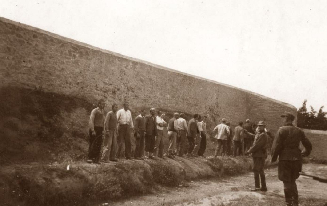 Πόσο κοστίζουν οι φωτογραφίες από την εκτέλεση των 200 στο Σκοπευτήριο της Καισαριανής που πωλούνται στο eBay