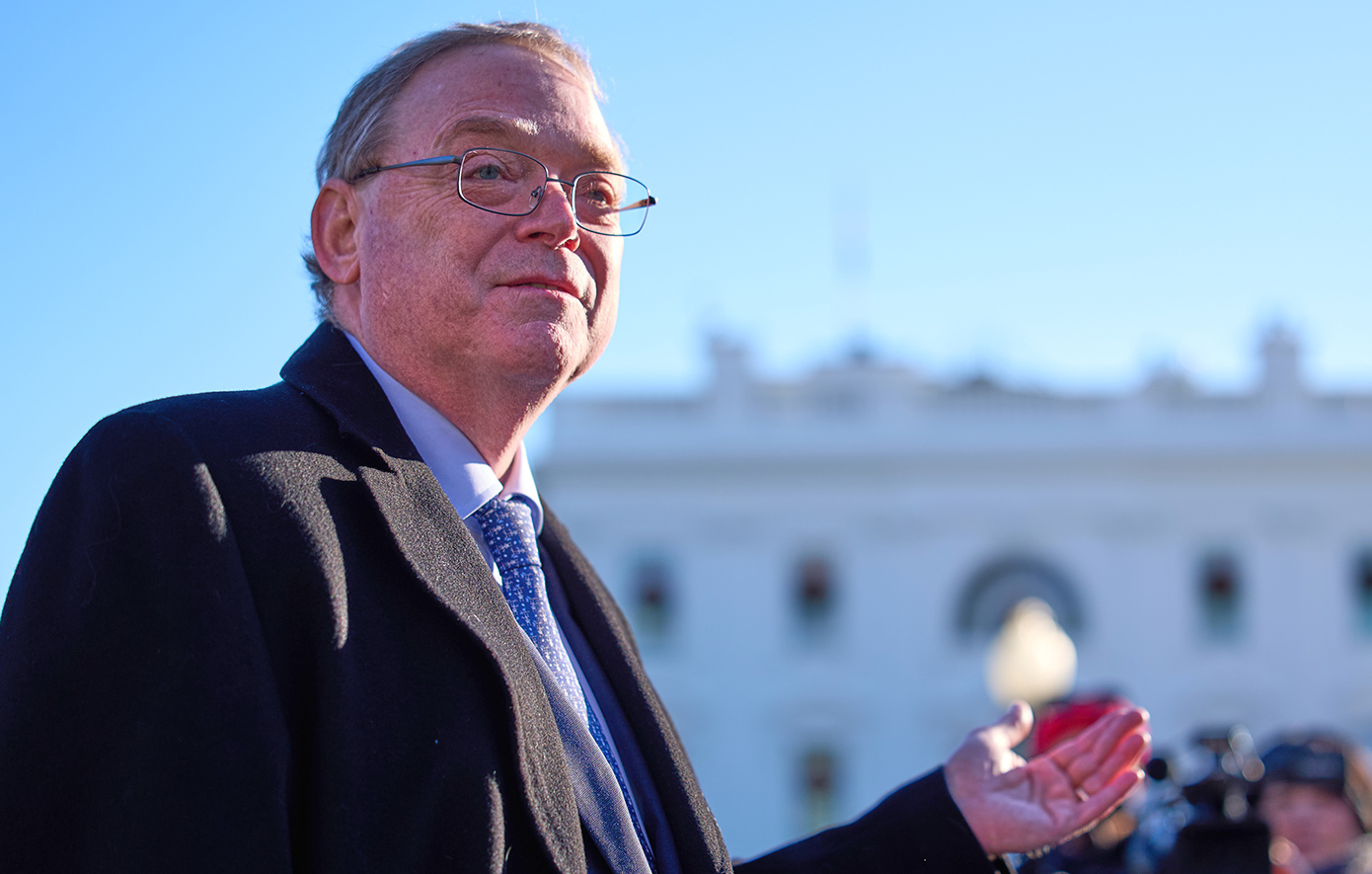 «Να τιμωρηθούν οι συντάκτες»: Σφοδρή επίθεση του συμβούλου του Τραμπ στη Fed για τους δασμούς