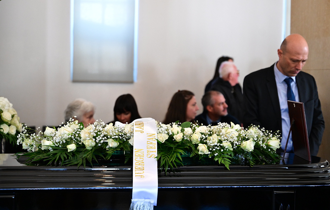 Στο Α’ Νεκροταφείο η κηδεία της Άννας Ψαρούδα-Μπενάκη – Συγγενείς, φίλοι και πολιτικά πρόσωπα την αποχαιρετούν