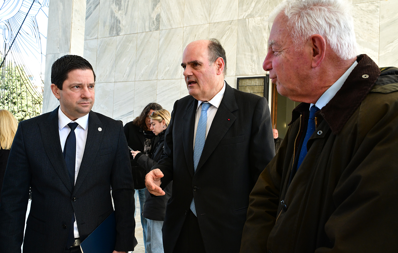 Στο Α’ Νεκροταφείο η κηδεία της Άννας Ψαρούδα-Μπενάκη – Συγγενείς, φίλοι και πολιτικά πρόσωπα την αποχαιρετούν