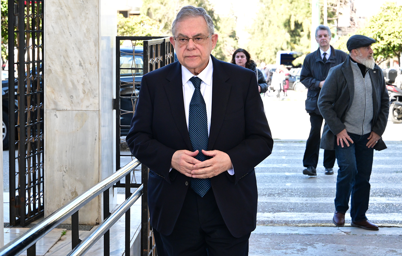 Στο Α’ Νεκροταφείο η κηδεία της Άννας Ψαρούδα-Μπενάκη – Συγγενείς, φίλοι και πολιτικά πρόσωπα την αποχαιρετούν