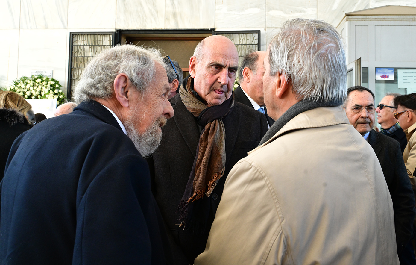 Στο Α’ Νεκροταφείο η κηδεία της Άννας Ψαρούδα-Μπενάκη – Συγγενείς, φίλοι και πολιτικά πρόσωπα την αποχαιρετούν