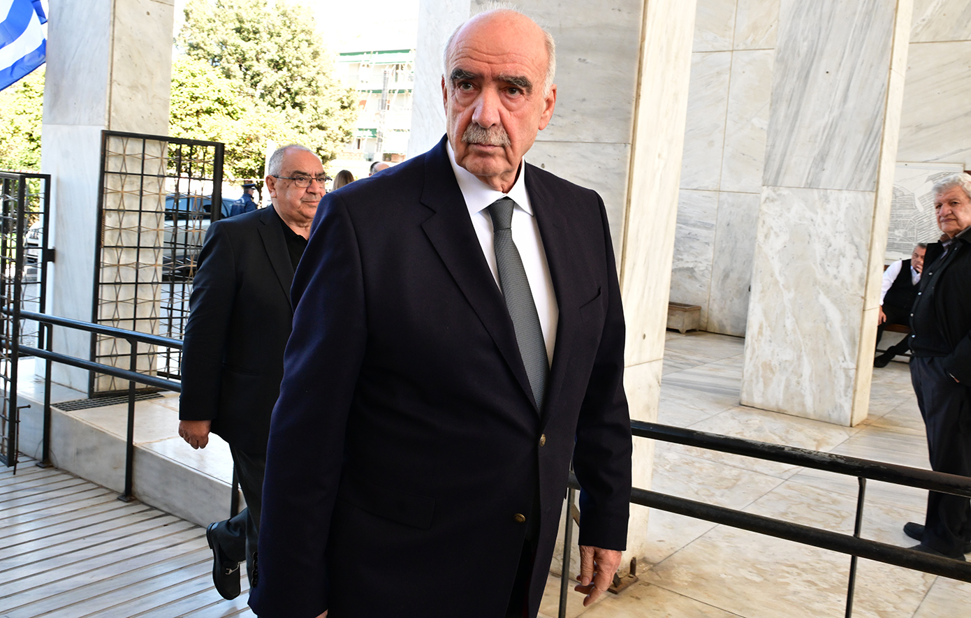 Στο Α’ Νεκροταφείο η κηδεία της Άννας Ψαρούδα-Μπενάκη – Συγγενείς, φίλοι και πολιτικά πρόσωπα την αποχαιρετούν