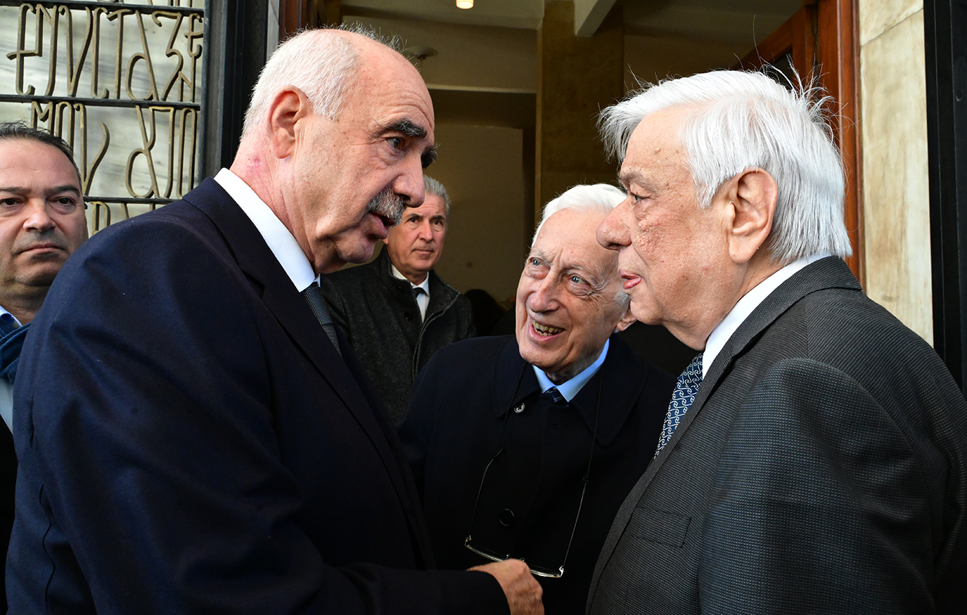 Στο Α’ Νεκροταφείο η κηδεία της Άννας Ψαρούδα-Μπενάκη – Συγγενείς, φίλοι και πολιτικά πρόσωπα την αποχαιρετούν