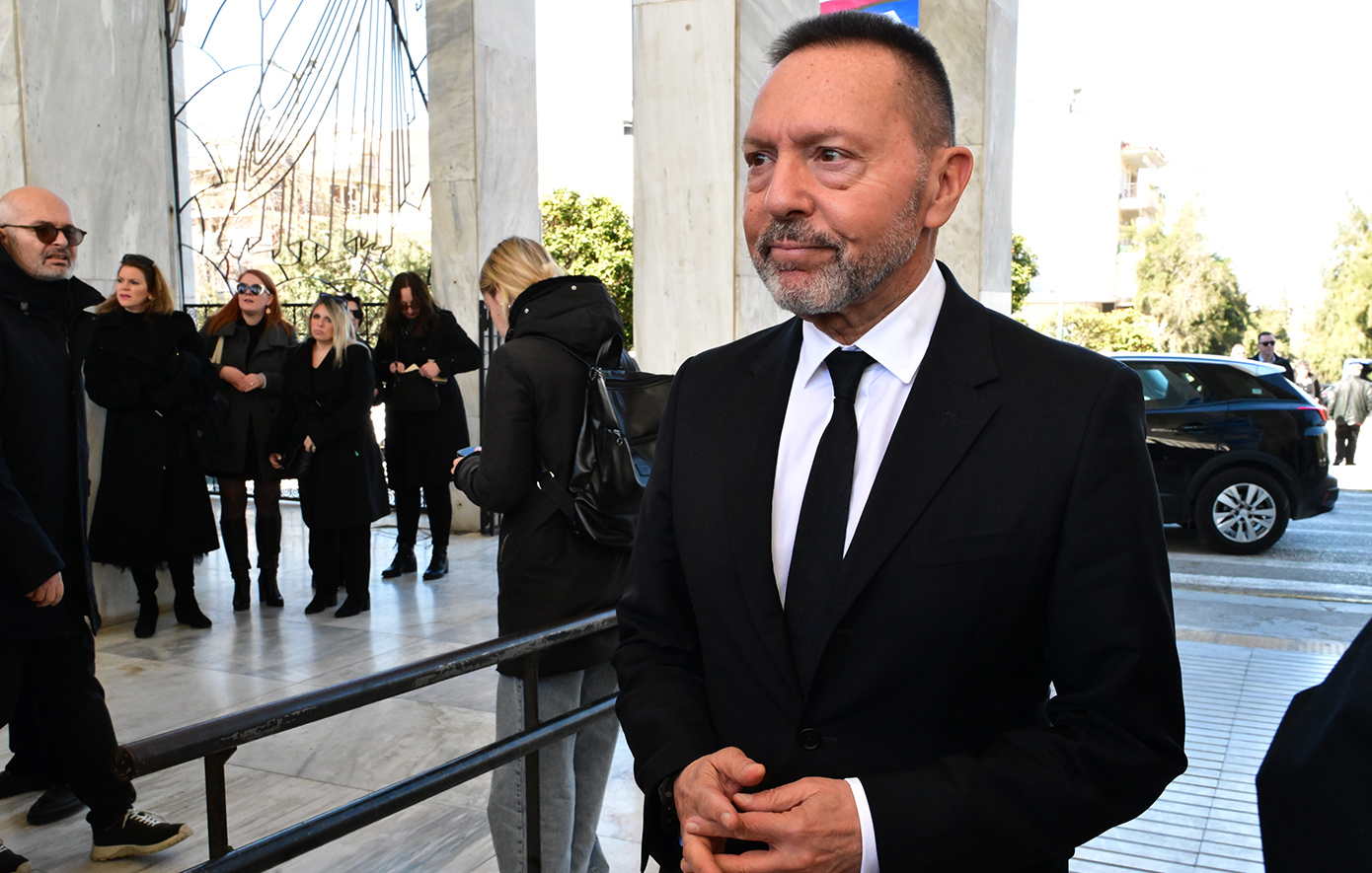 Στο Α’ Νεκροταφείο η κηδεία της Άννας Ψαρούδα-Μπενάκη – Συγγενείς, φίλοι και πολιτικά πρόσωπα την αποχαιρετούν