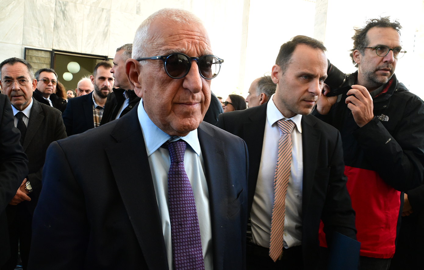 Στο Α’ Νεκροταφείο η κηδεία της Άννας Ψαρούδα-Μπενάκη – Συγγενείς, φίλοι και πολιτικά πρόσωπα την αποχαιρετούν