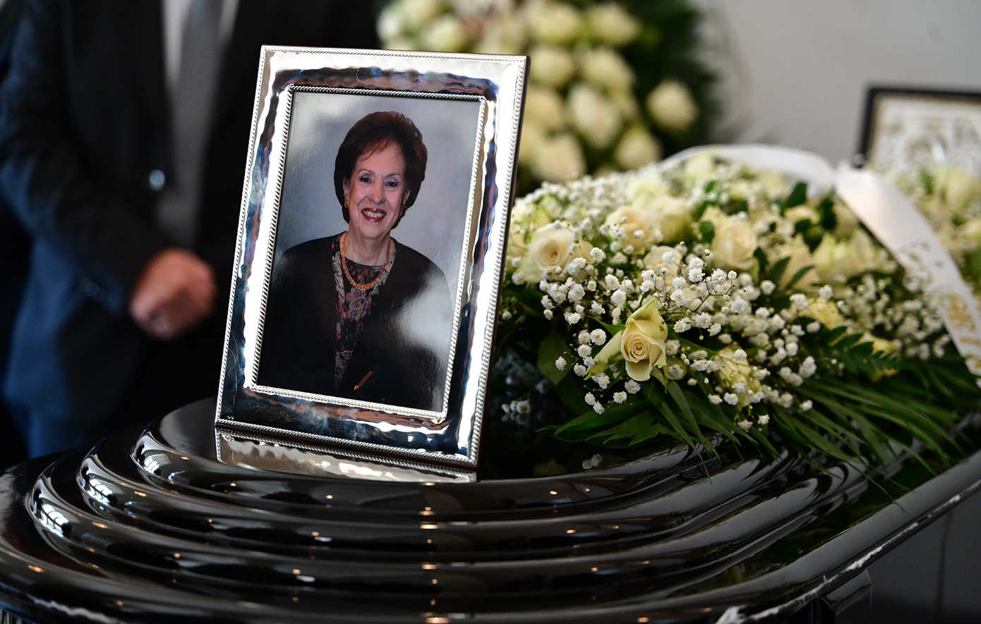 Στο Α&#8217; Νεκροταφείο η κηδεία της Άννας Ψαρούδα-Μπενάκη &#8211; Συγγενείς, φίλοι και πολιτικά πρόσωπα την αποχαιρετούν