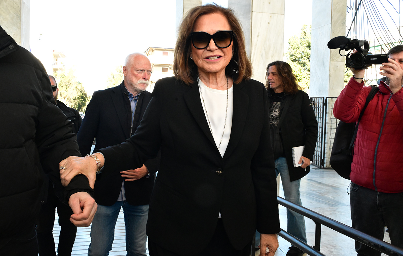 Στο Α’ Νεκροταφείο η κηδεία της Άννας Ψαρούδα-Μπενάκη – Συγγενείς, φίλοι και πολιτικά πρόσωπα την αποχαιρετούν