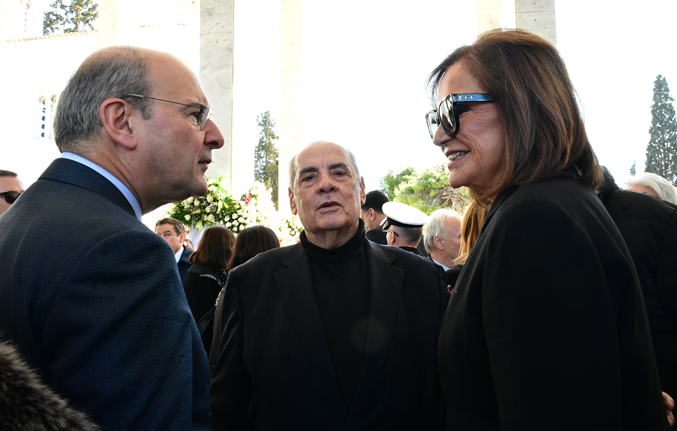 Στο Α’ Νεκροταφείο η κηδεία της Άννας Ψαρούδα-Μπενάκη – Συγγενείς, φίλοι και πολιτικά πρόσωπα την αποχαιρετούν