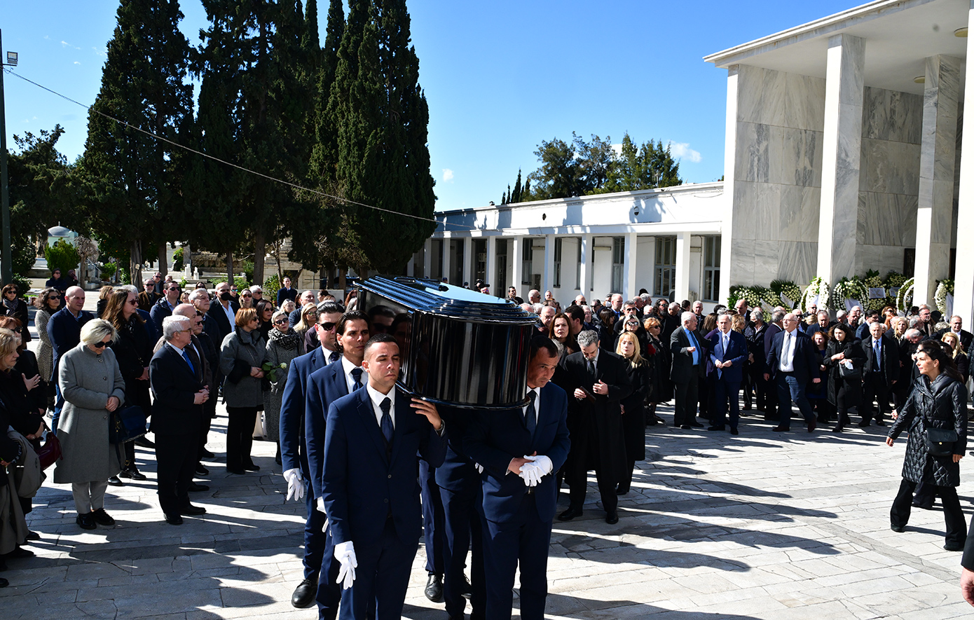 Στο Α’ Νεκροταφείο η κηδεία της Άννας Ψαρούδα-Μπενάκη – Συγγενείς, φίλοι και πολιτικά πρόσωπα την αποχαιρετούν