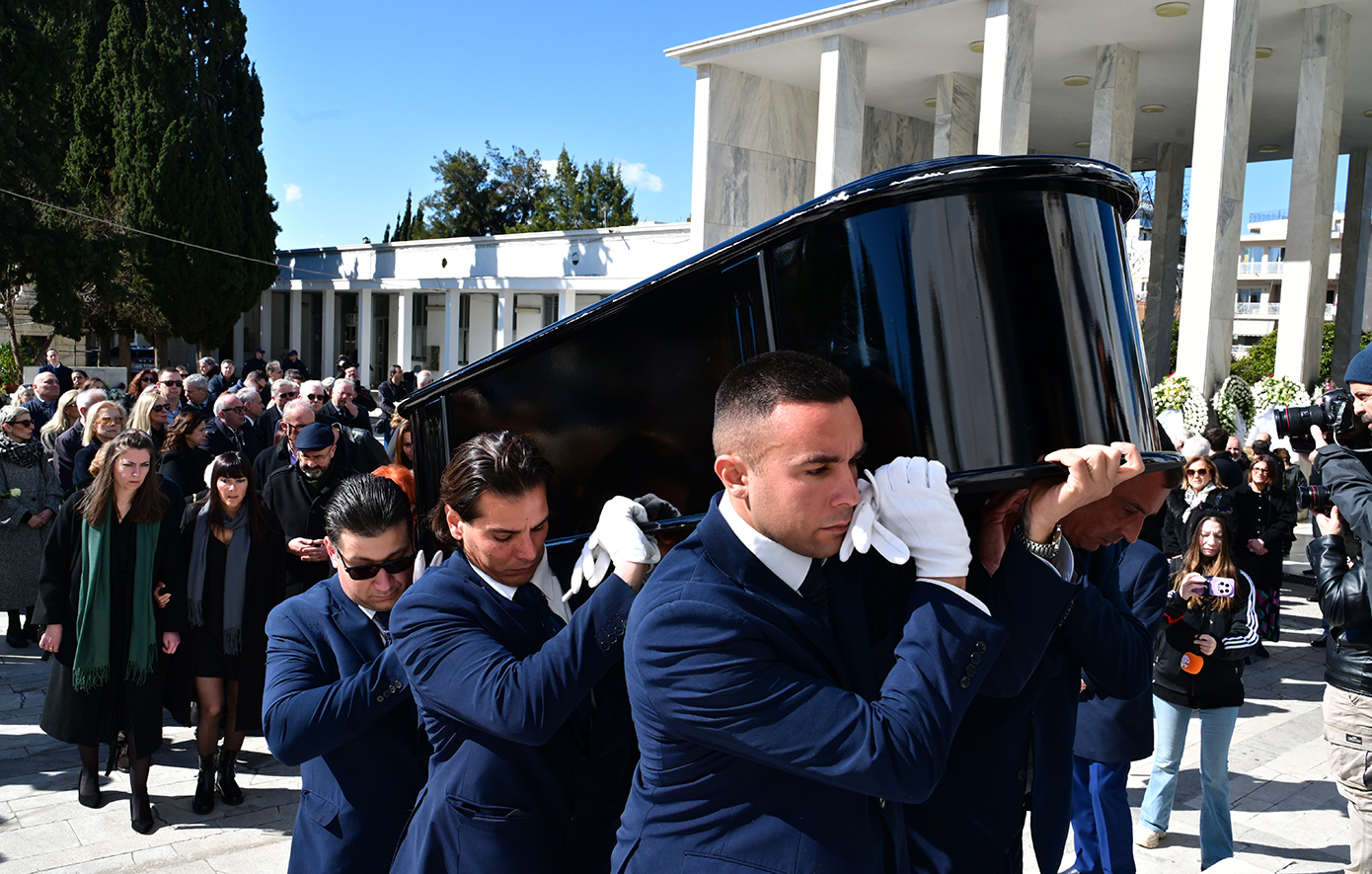 Στο Α’ Νεκροταφείο η κηδεία της Άννας Ψαρούδα-Μπενάκη – Συγγενείς, φίλοι και πολιτικά πρόσωπα την αποχαιρετούν