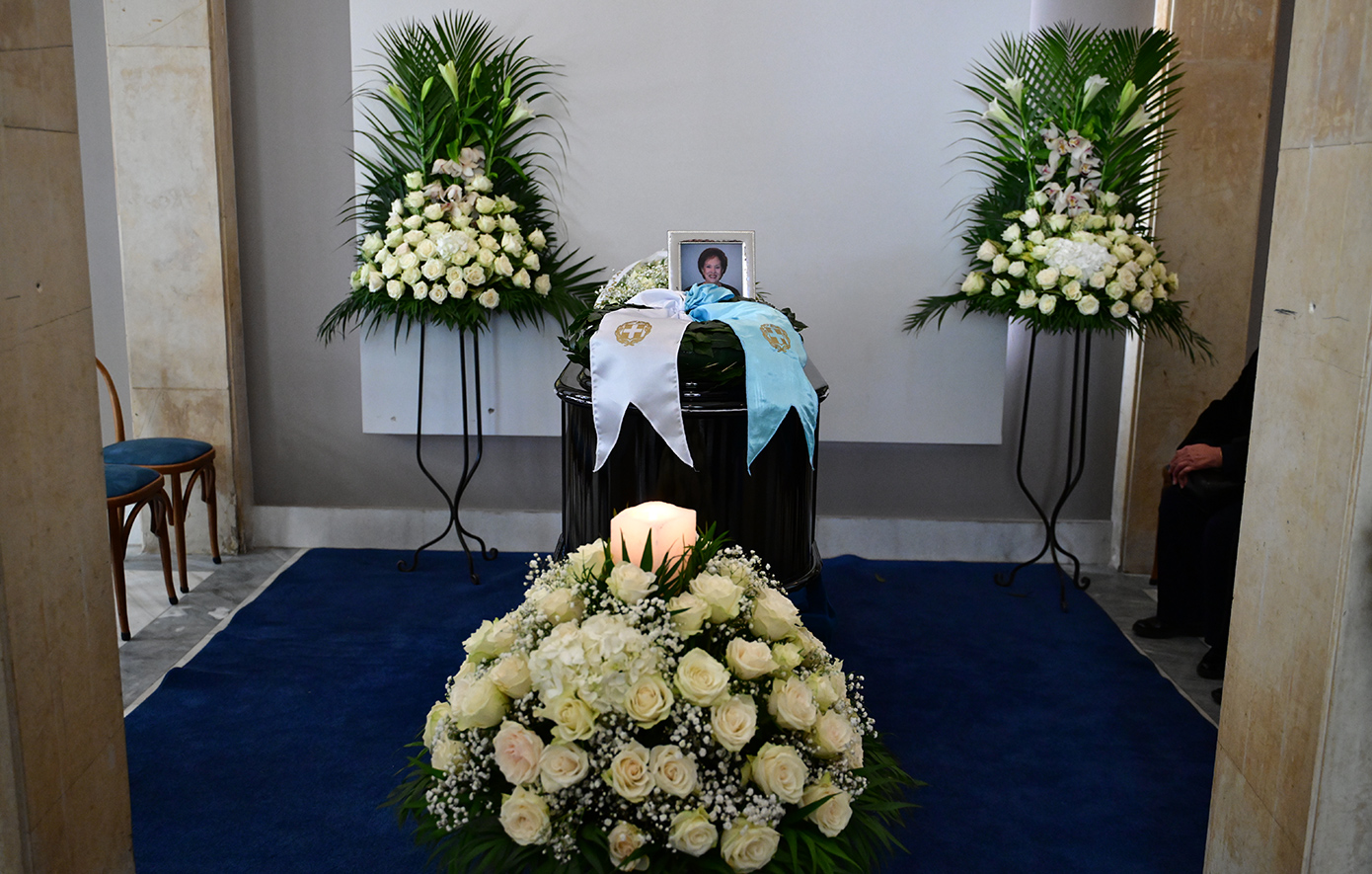 Στο Α’ Νεκροταφείο η κηδεία της Άννας Ψαρούδα-Μπενάκη – Συγγενείς, φίλοι και πολιτικά πρόσωπα την αποχαιρετούν