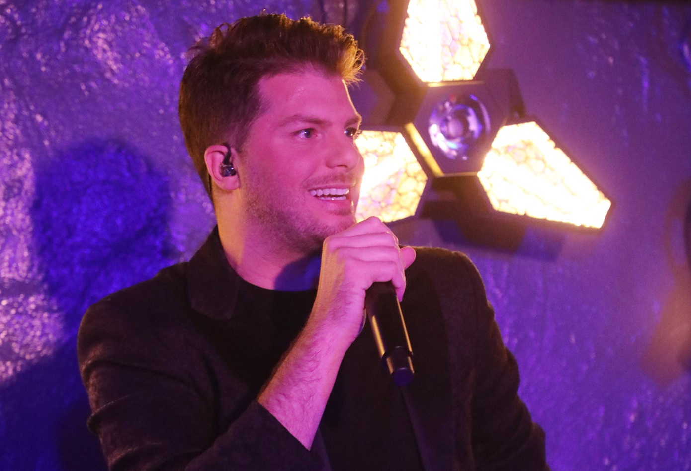 Λούκας Γιώρκας: «Κλήθηκα κι εγώ να ζητήσω βοήθεια, έδινα μάχη για να ανέβω στη σκηνή»