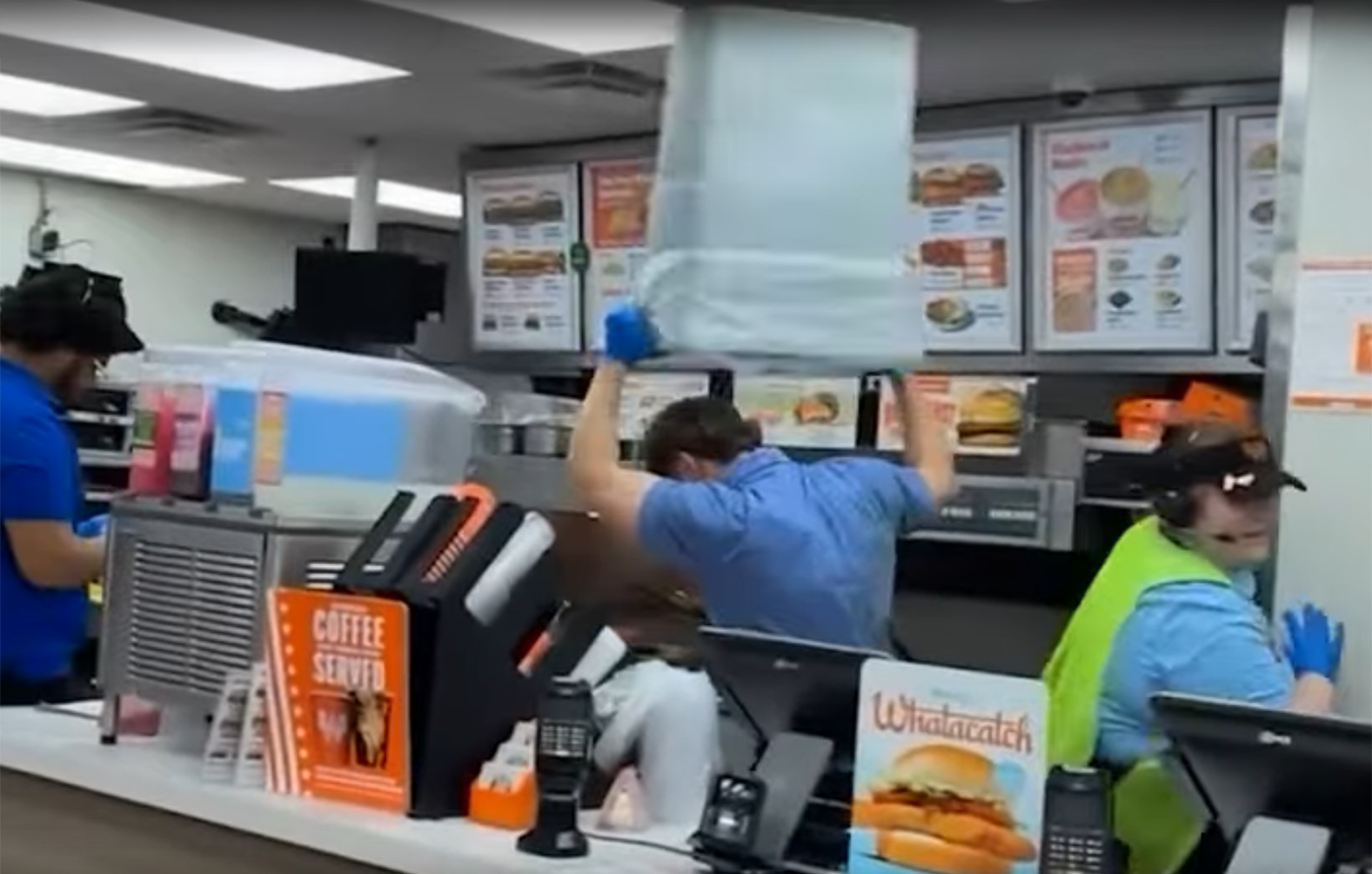 Η στιγμή που εργαζόμενος σε μπεργκεράδικο ξεσπά εναντίον μεθυσμένου πελάτη και τον χτυπά με κάδο απορριμμάτων – Βίντεο