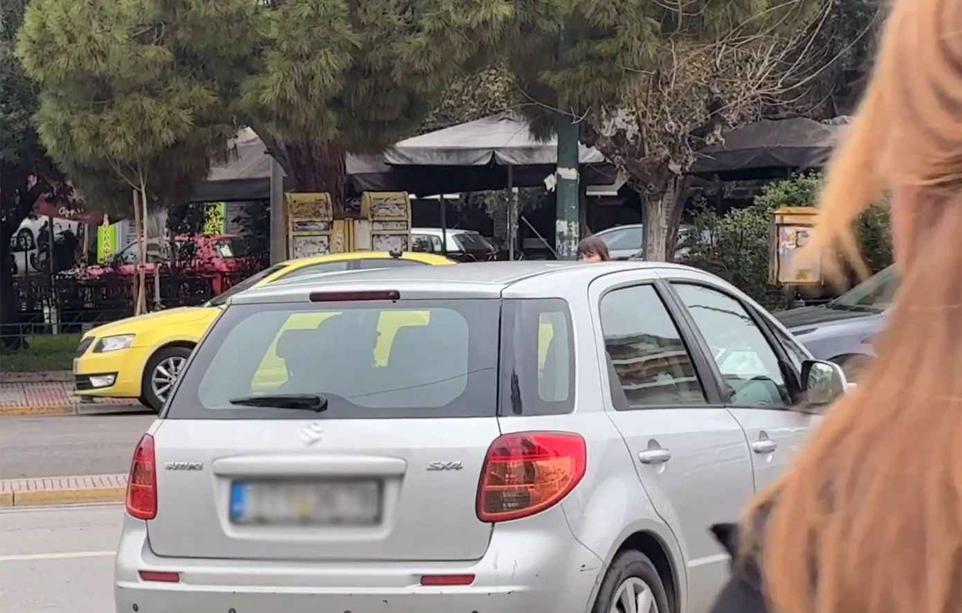 Η στιγμή που ο Χρήστος Μαυρίκης βγαίνει από τα δικαστήρια της Ευελπίδων &#8211; Δείτε το βίντεο