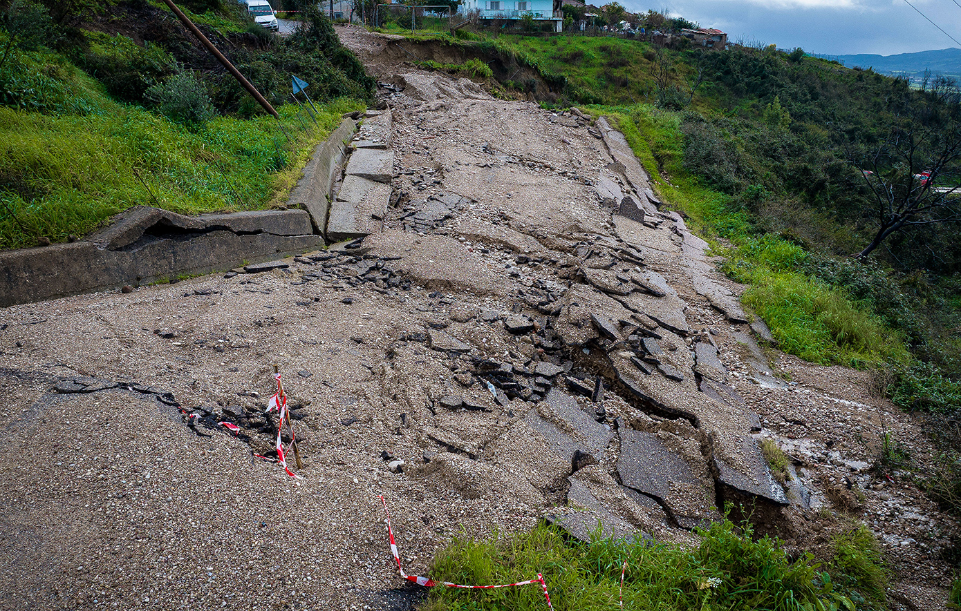 Aποκλεισμένο το Μαζαράκι Πηνείας εξαιτίας επικίνδυνων καθιζήσεων