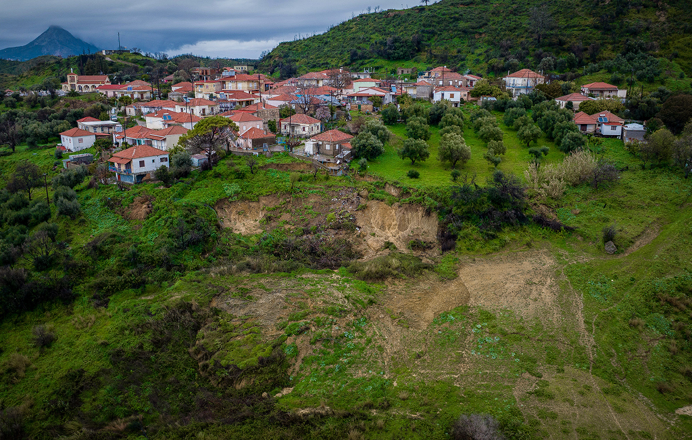 Aποκλεισμένο το Μαζαράκι Πηνείας εξαιτίας επικίνδυνων καθιζήσεων