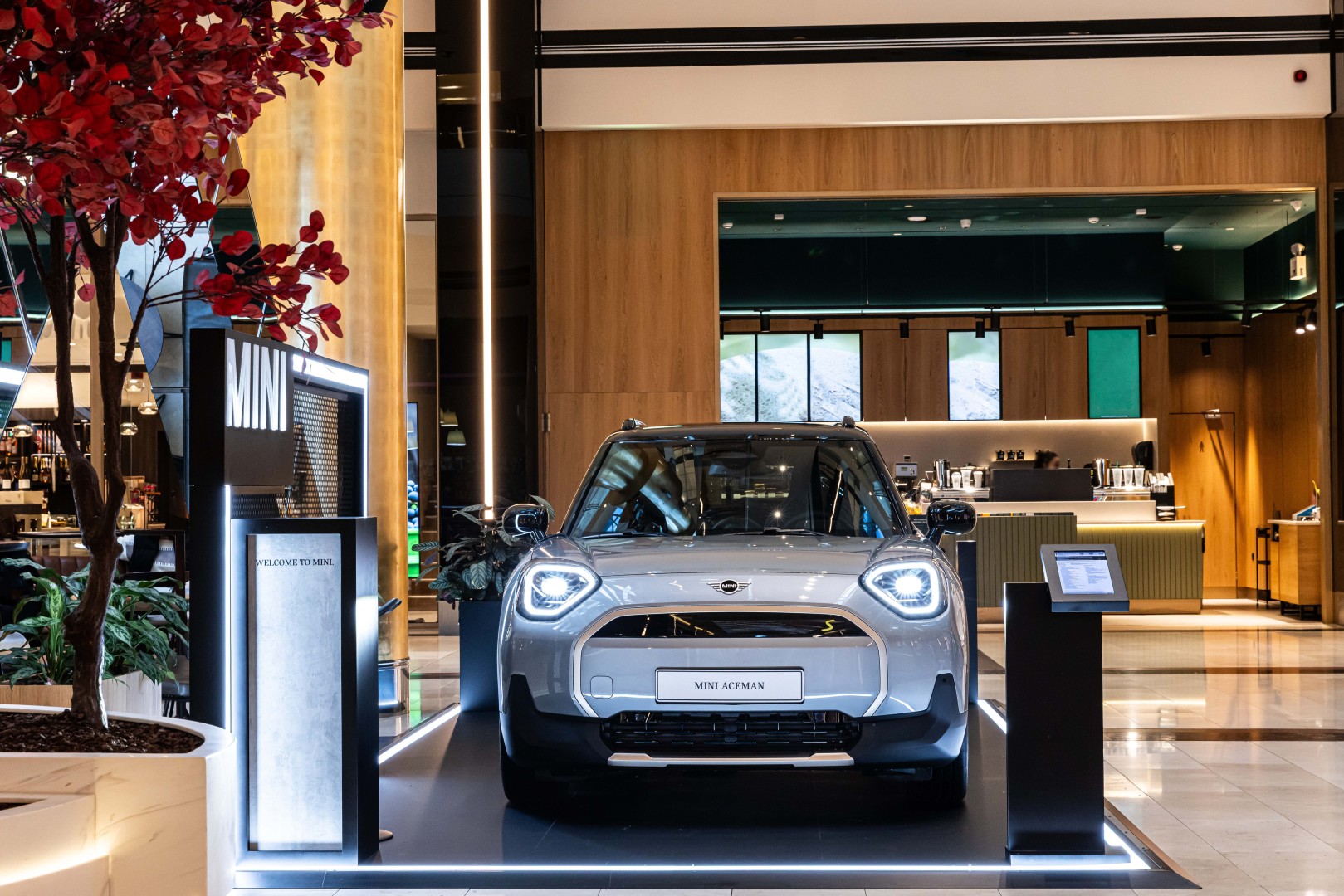 Το MINI Aceman «ηλεκτρίζει» το Golden Hall