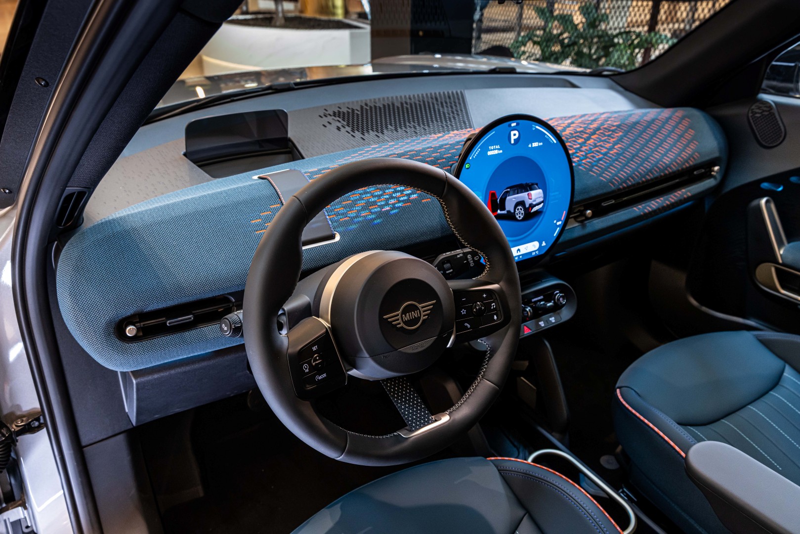 Το MINI Aceman «ηλεκτρίζει» το Golden Hall