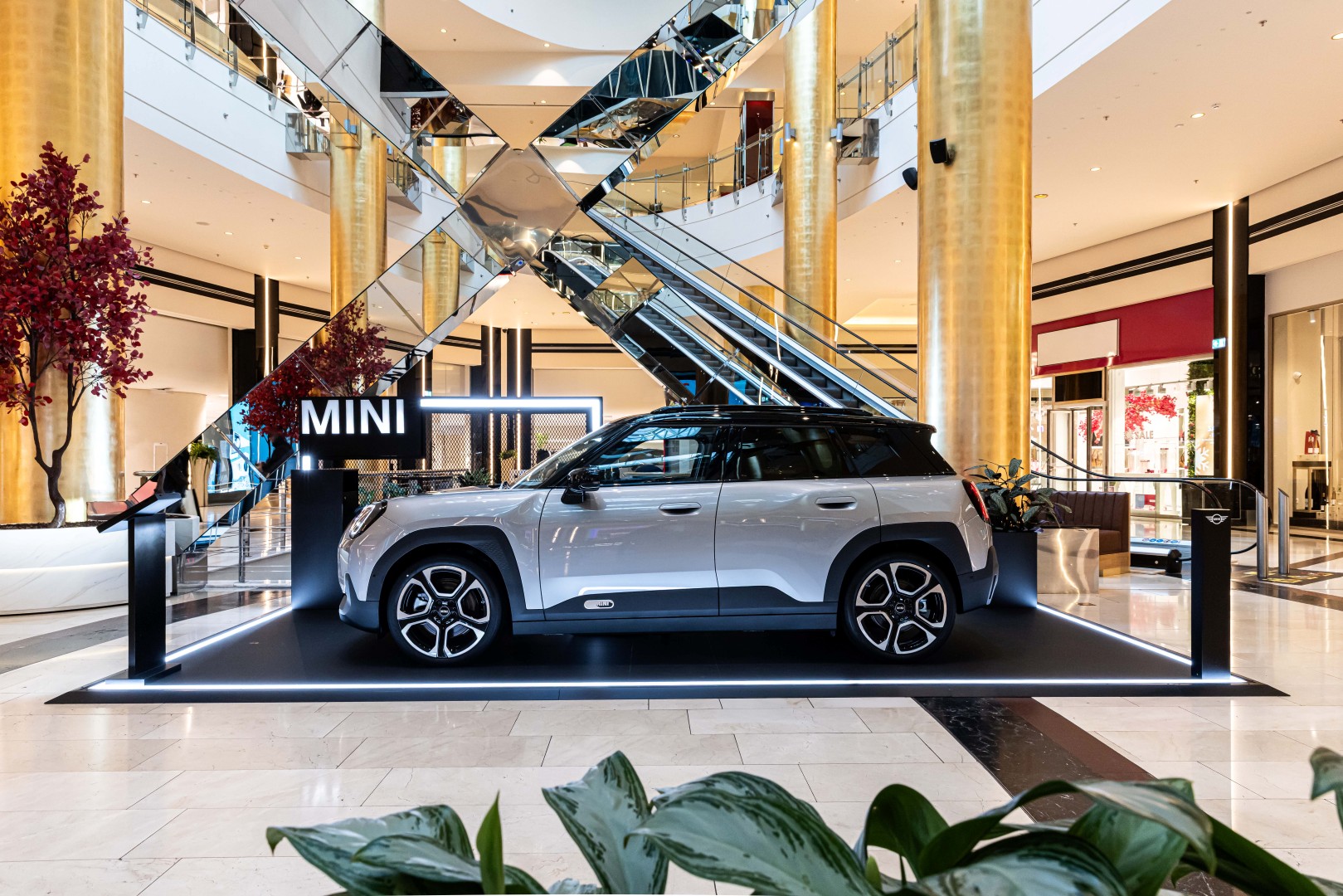 Το MINI Aceman «ηλεκτρίζει» το Golden Hall