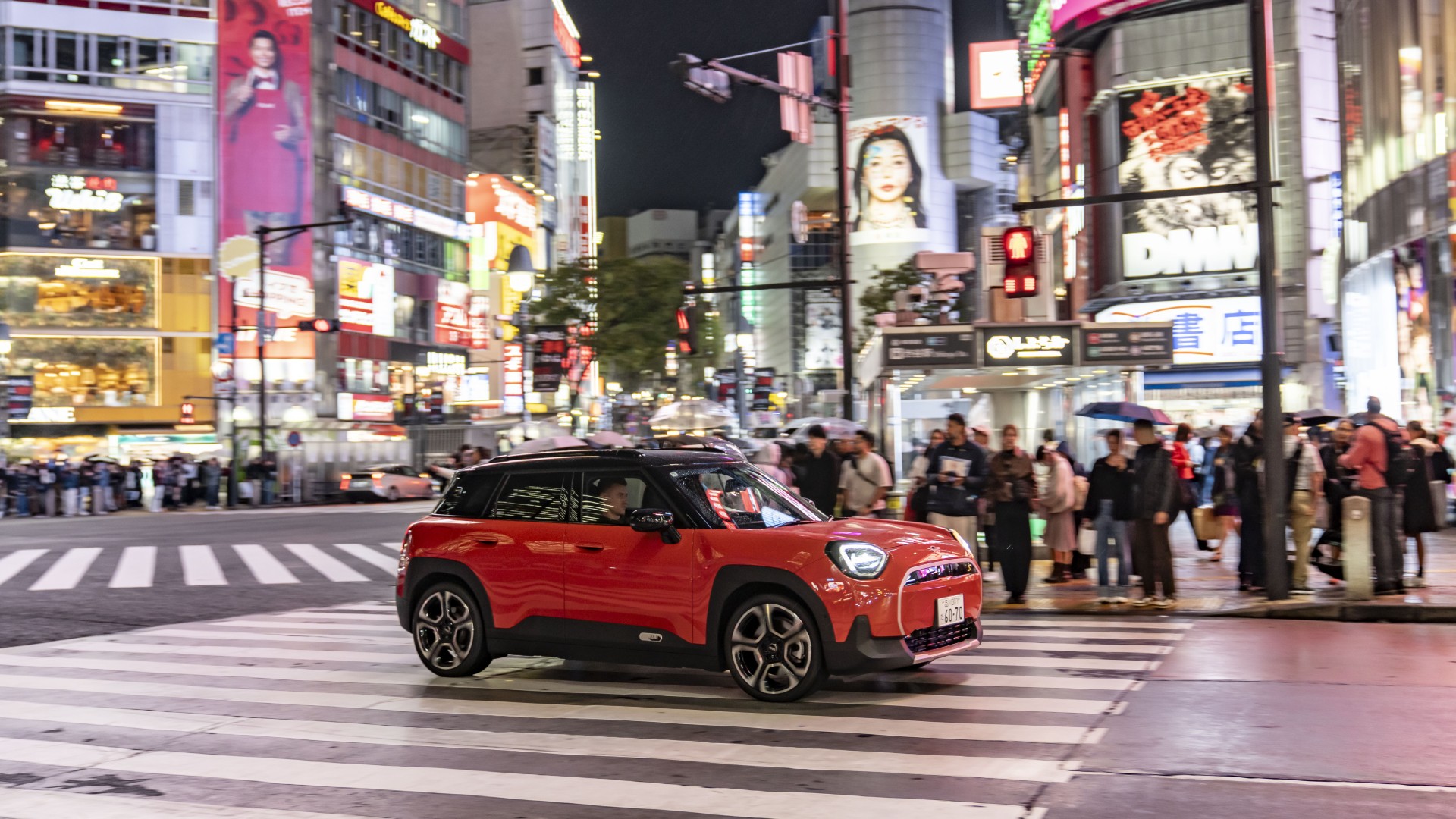 Το MINI Aceman SE ταιριάζει στους δρόμους του Τόκιο