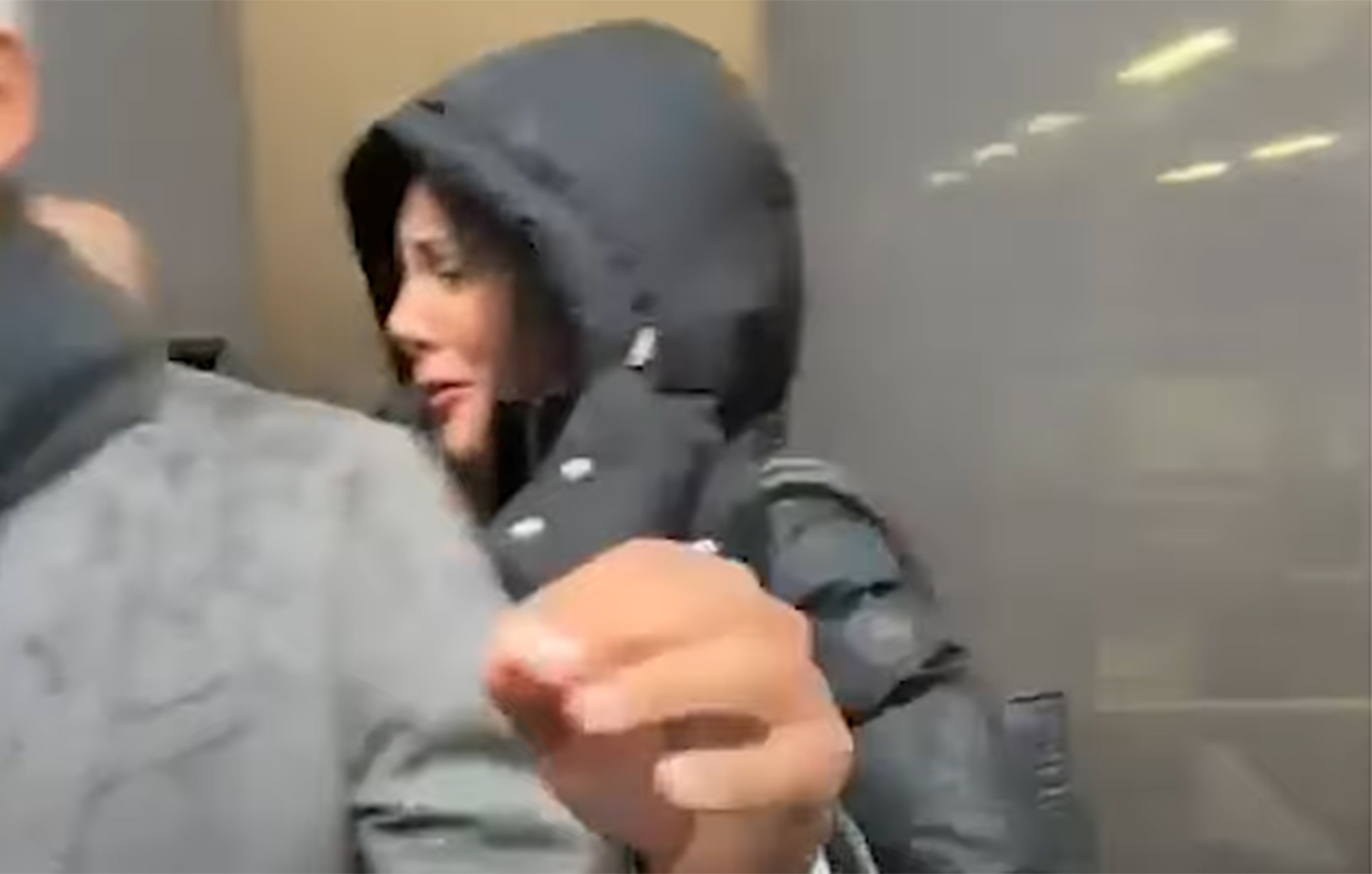 Οργή συγγενών θυμάτων για τη φονική πυρκαγιά στο κλαμπ της Ελβετίας – Επίθεση στους ιδιοκτήτες έξω από την Εισαγγελία