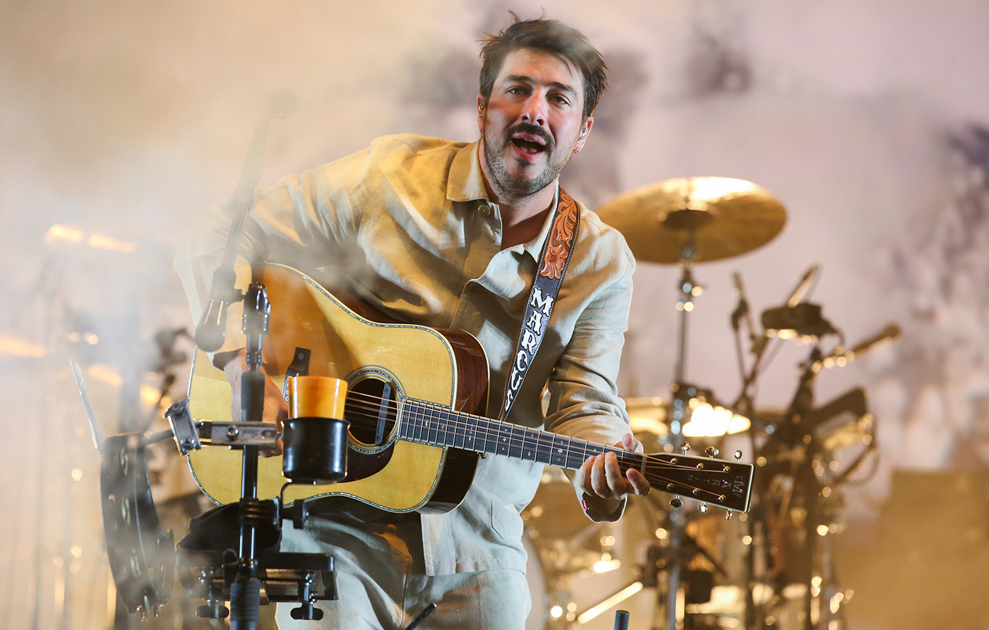 Ο Μάρκους Μάμφορντ ενθουσιασμένος που τραγούδι του χρησιμοποιείται σε βίντεο διαμαρτυρίας κατά της ICE