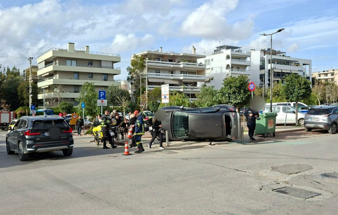 Τροχαίο στη Γλυφάδα: Τούμπαρε αυτοκίνητο μετά από σύγκρουση με άλλο όχημα