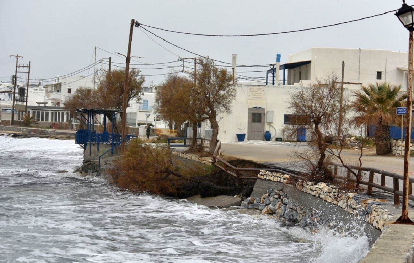Νάξος: Κατέρρευσε τμήμα του δρόμου στον Άγιο Προκόπιο &#8211; Σοβαρή ζημιά, δείτε βίντεο