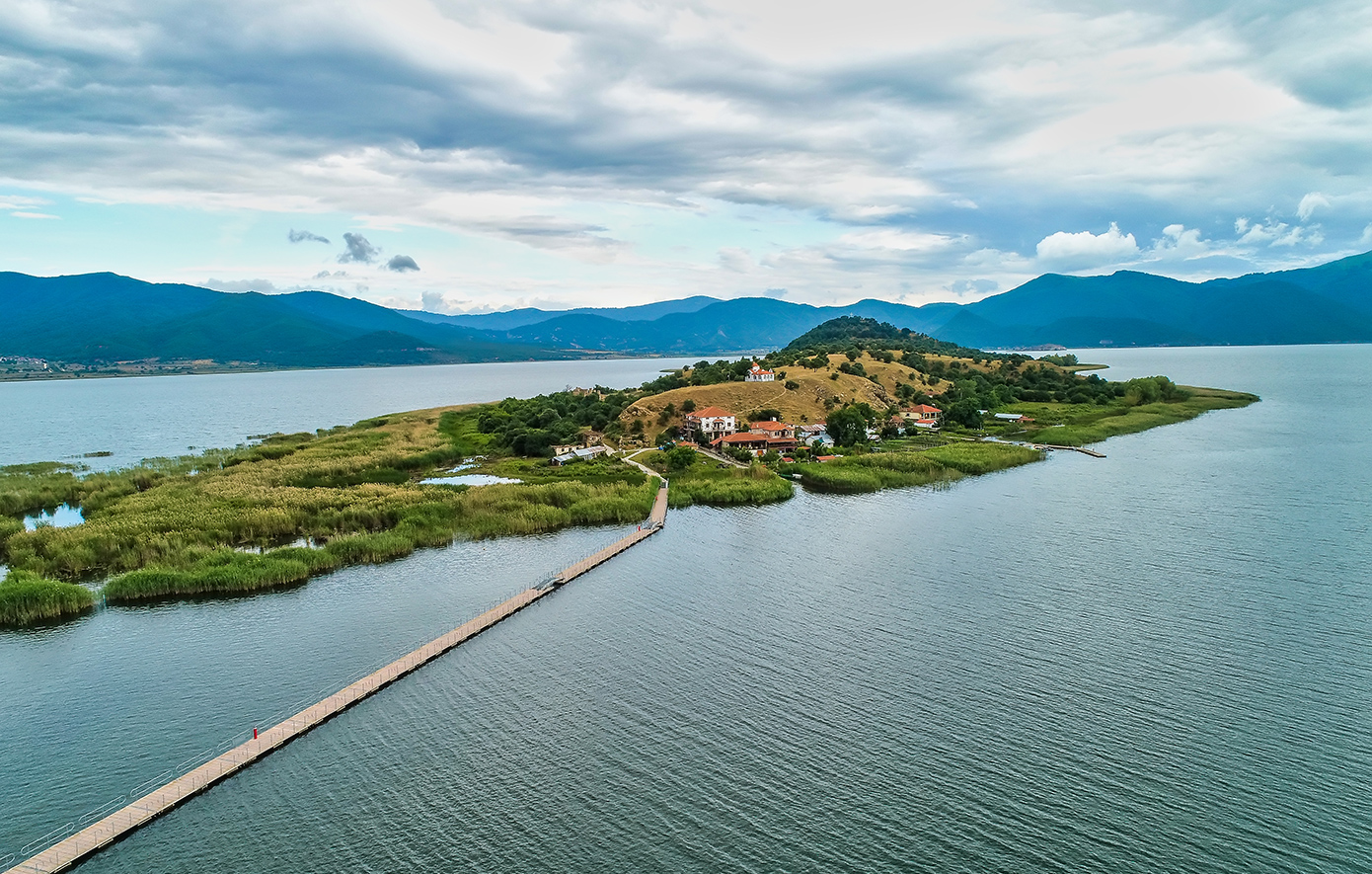 Άγιος Αχίλλειος: Το «στολίδι» της Μικρής Πρέσπας και ο θρύλος με τα 11 σπίτια