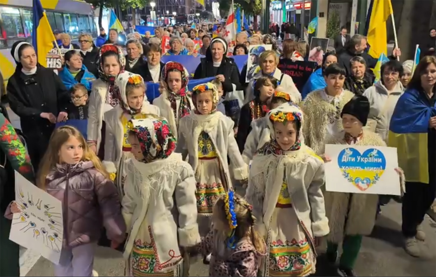 Με σημαίες και δάκρυα, η κοινότητα της Ουκρανίας στην Αθήνα ζητά το τέλος του πολέμου &#8211; Δείτε το βίντεο