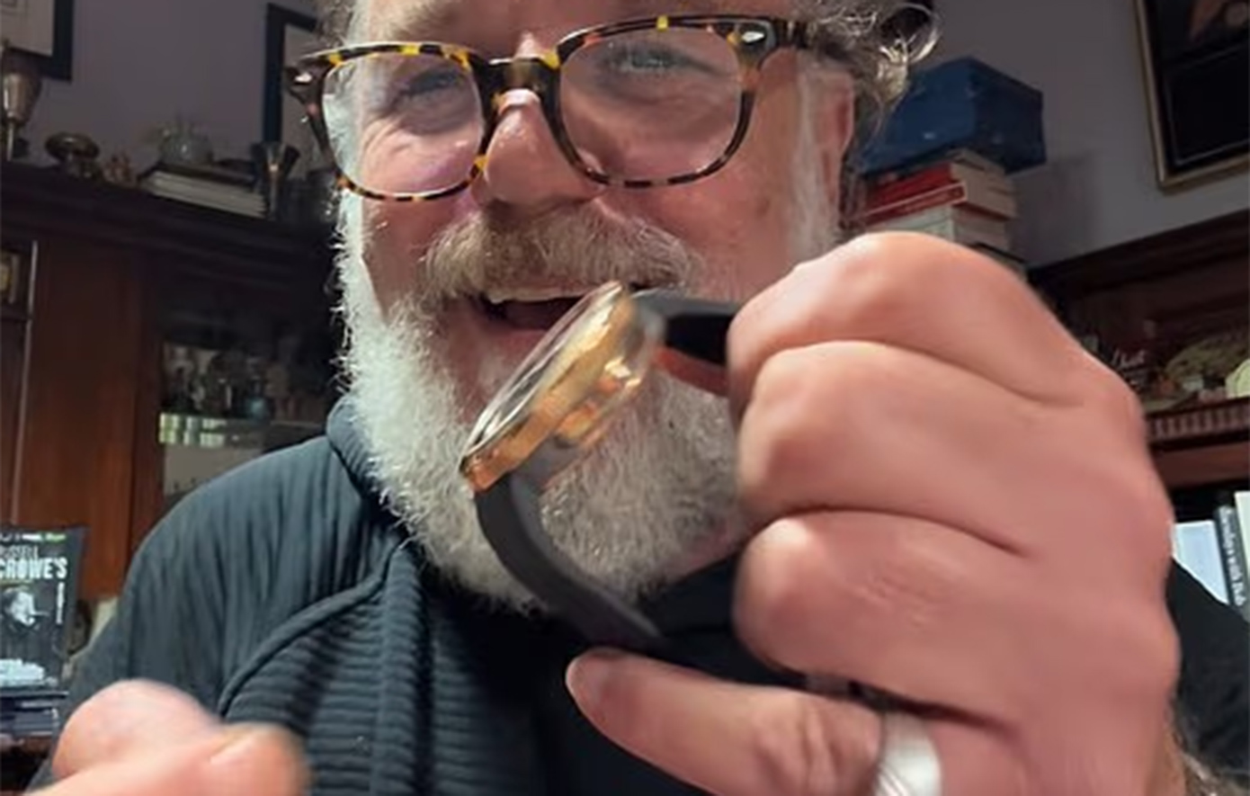 Ο Ράσελ Κρόου δείχνει τα σπάνια ρολόγια του στο TikTok και «ρίχνει» το διαδίκτυο