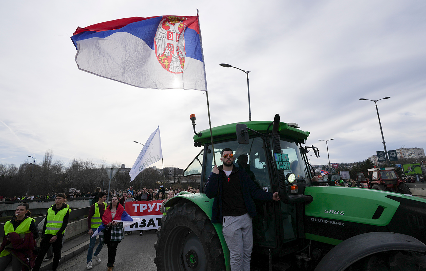 Σε κλοιό κινητοποιήσεων η Σερβία: Αποκλεισμοί σε 42 σημεία με αίτημα το «μπλόκο» στις εισαγωγές