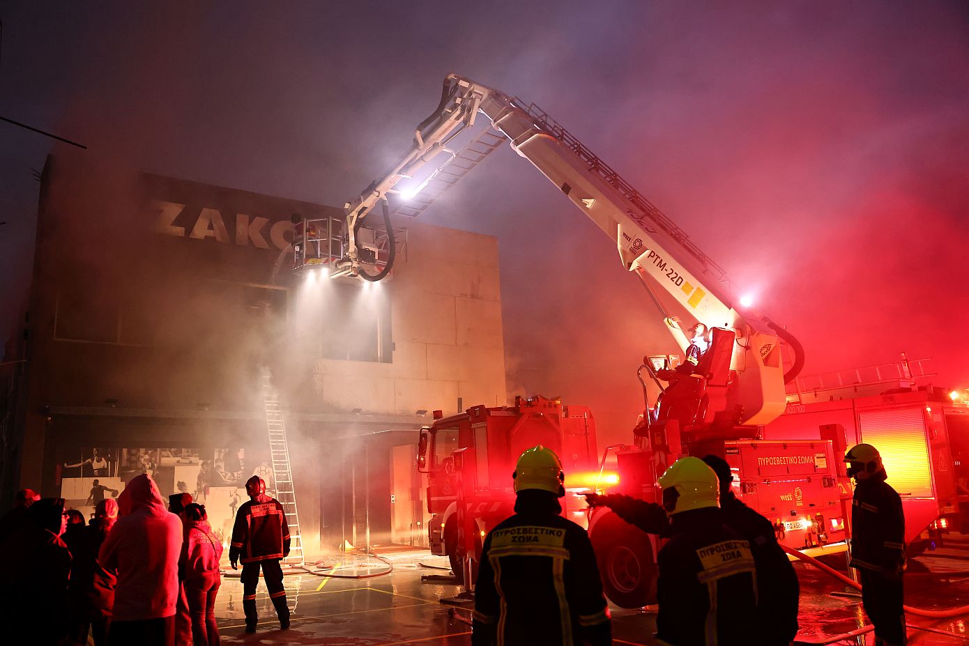 Υπό μερικό έλεγχο η φωτιά σε αποθήκη επιχείρησης με αθλητικά είδη στα Σπάτα