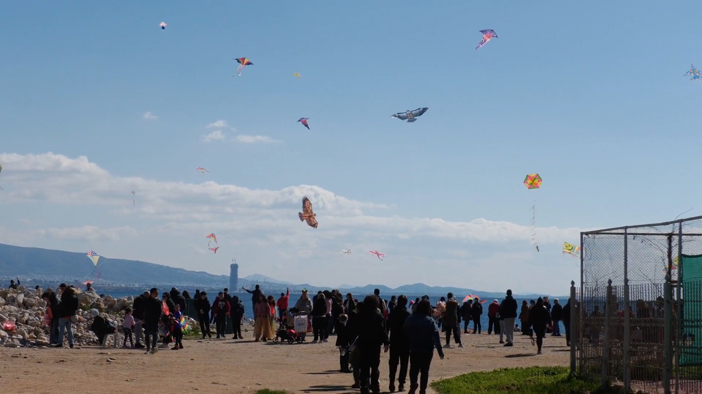 Κούλουμα στον Πειραιά: Μέγα πλήθος στη Φρεαττύδα για χορό, θαλασσινά και το παραδοσιακό πέταγμα του αετού