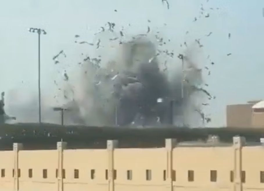 Βίντεο από τη στιγμή που ιρανικοί πύραυλοι χτυπούν τη βάση του 5ου Στόλου των ΗΠΑ στο Μπαχρέιν