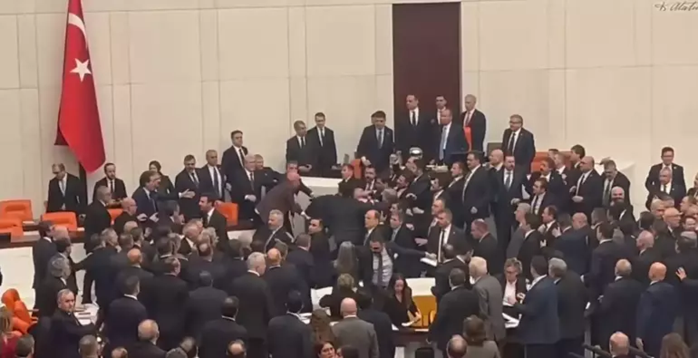 Χάος στη Μεγάλη Εθνοσυνέλευση της Τουρκίας: Το CHP μπλόκαρε την ορκωμοσία Γκιουρλέκ &#8211; Μπουνιές μεταξύ βουλευτών